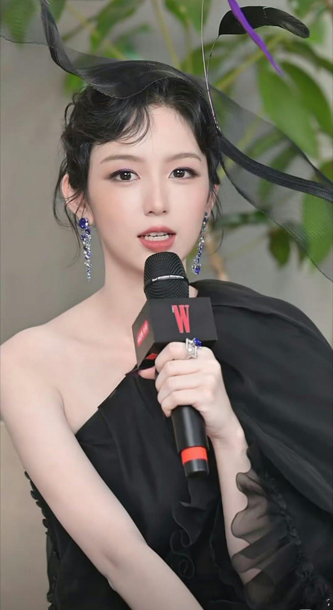 周也这个才是从裙子到发型都不适合，年轻小花干嘛整成这样[裂开]​​​