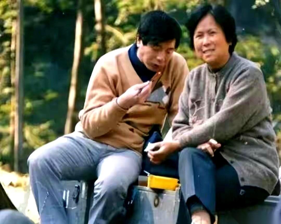 四十岁那年，杨洁导演的女儿被学业压得神经性头痛。亲戚朋友围着出主意，补课、看医