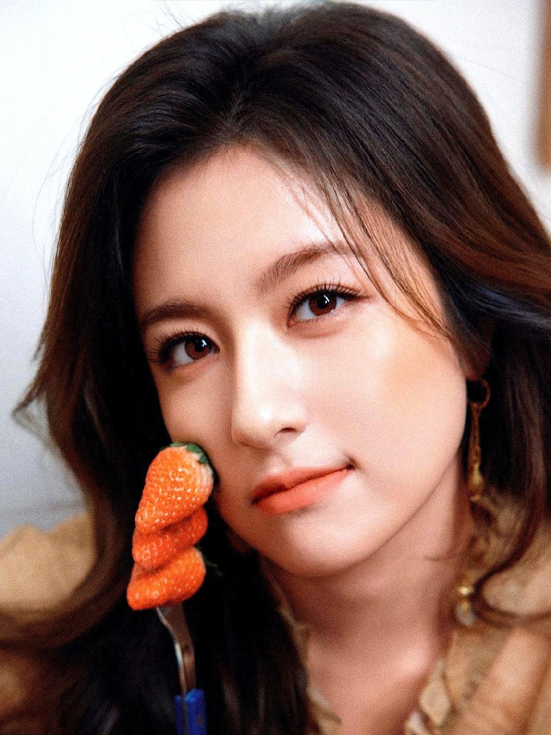 10岁出道没长歪！李兰迪晒离岛照，脸小一圈，像把青春按了暂停键。