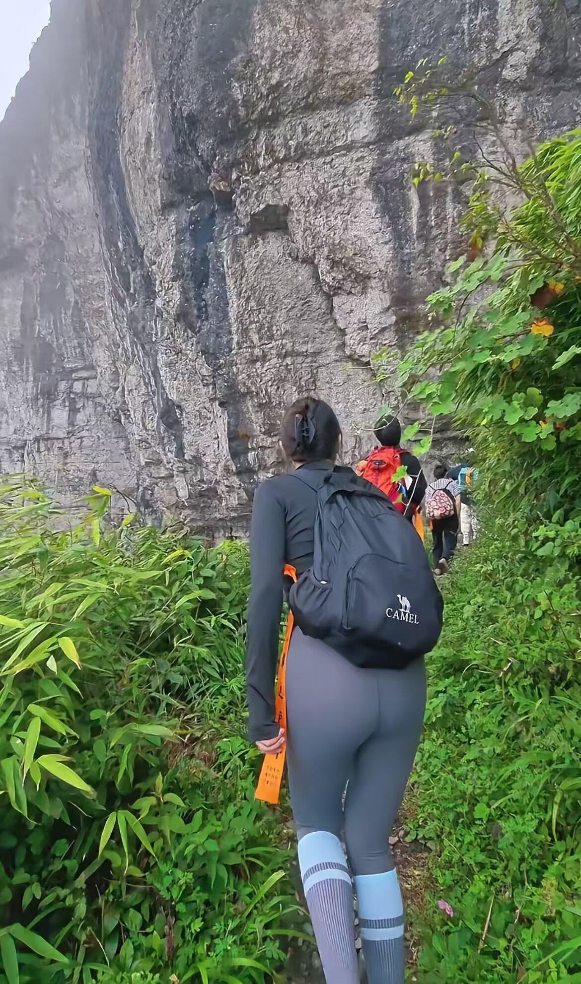 山野砺风骨，健康即是美。