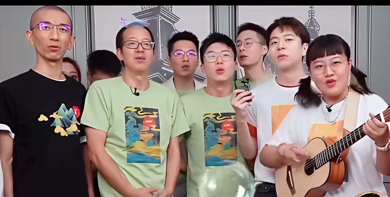 当时他们围着老板又唱又笑却合力把董宇辉挤的拼命踮着脚尖也露不上脸时可曾想过有一天