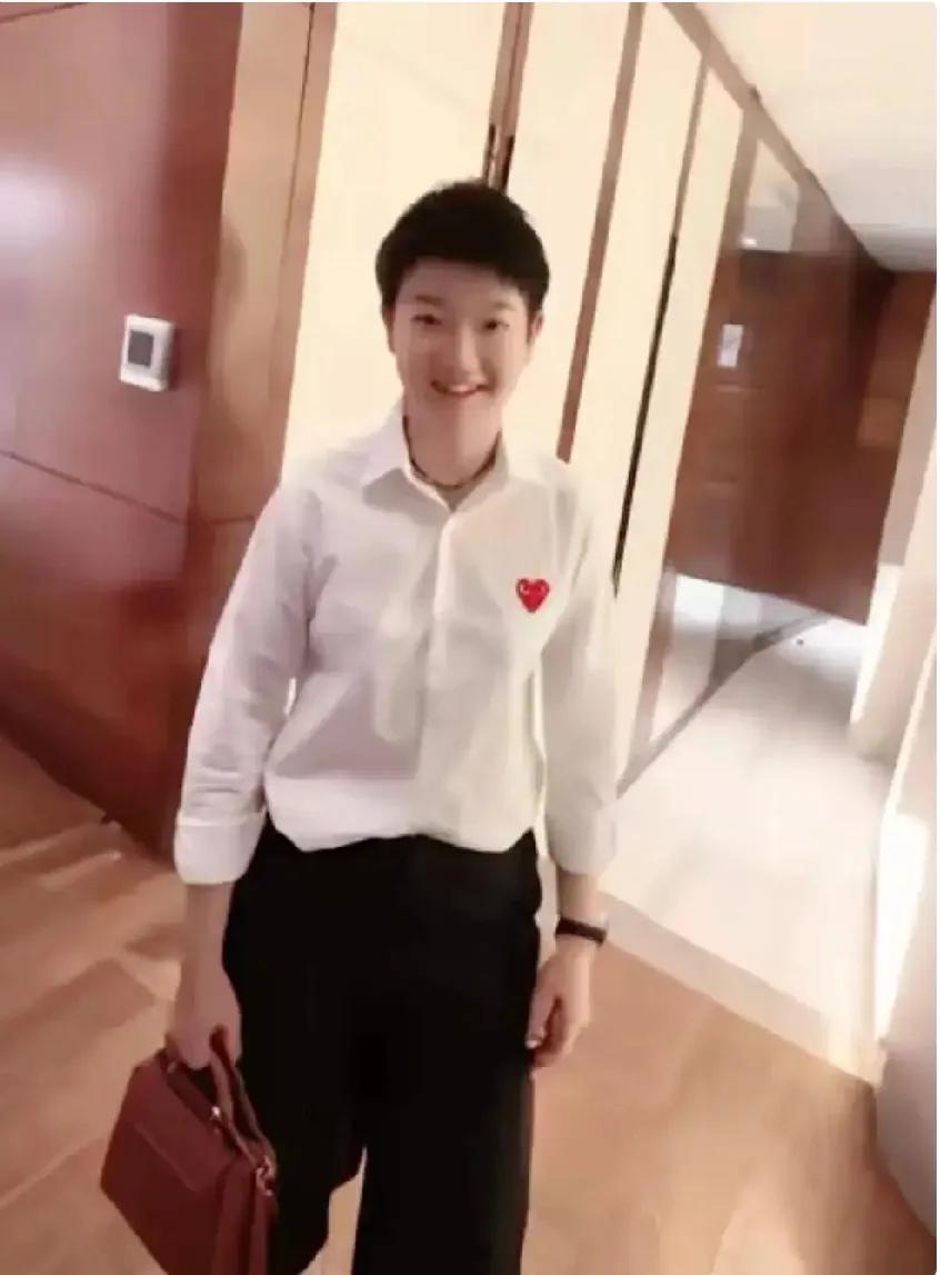 家人们谁懂啊！刚刷到莎莎这张照片，直接被可爱到疯狂心动💓白衬衫配黑裤子清爽又