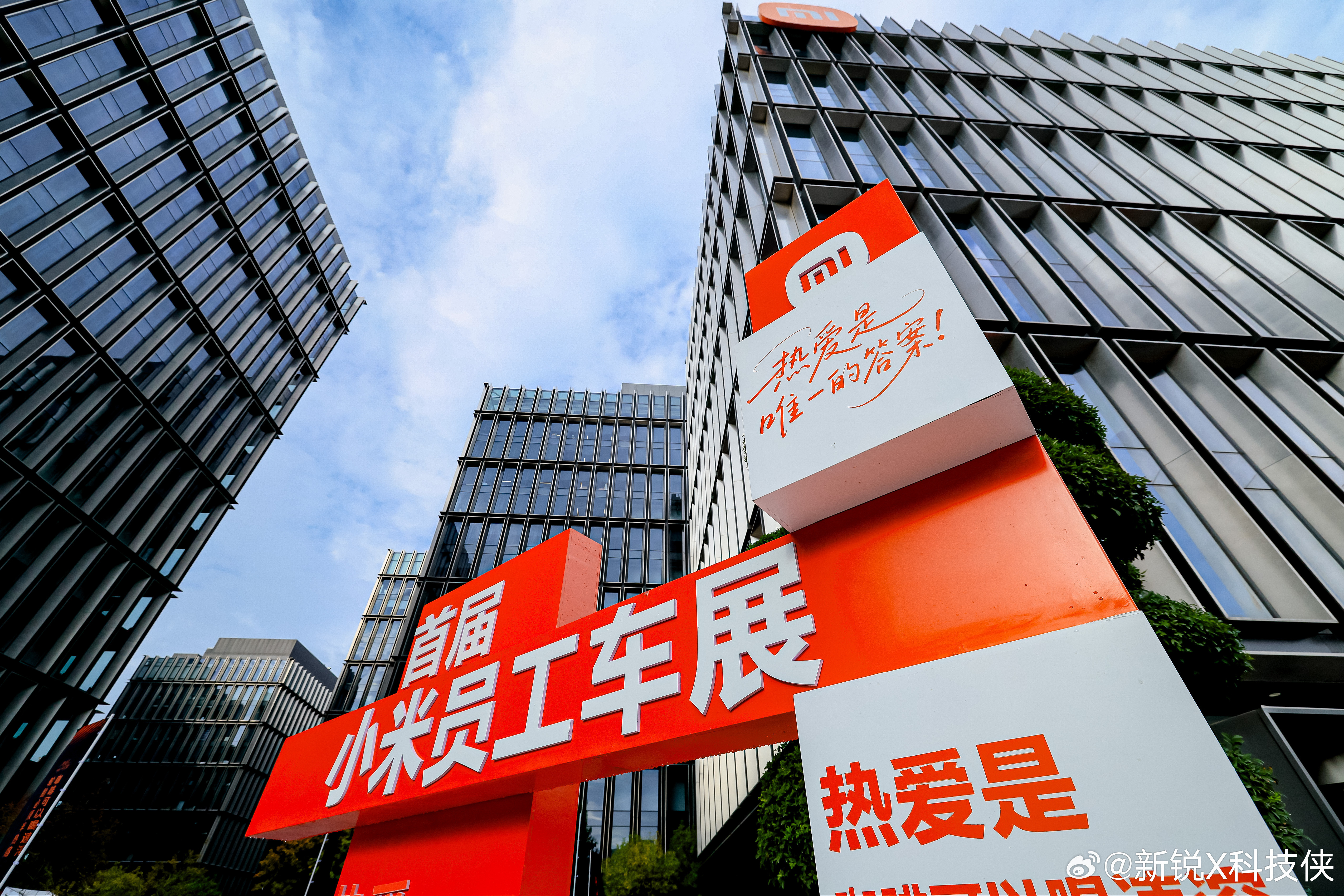 小米将举办首届员工车展YU7紫水晶实车绝了！阳光下像镜子，两层清漆特厚实，看来5