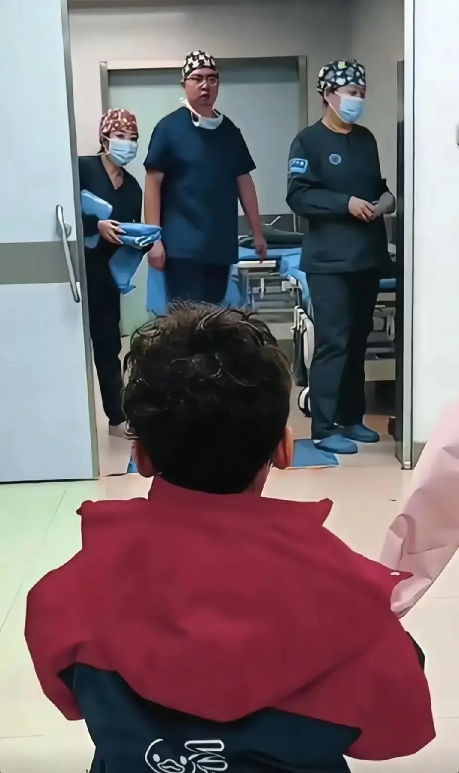 医院手术室的门缓缓打开了，完成手术的医生护士，转身的瞬间，看见门前的一幕，眼里瞬