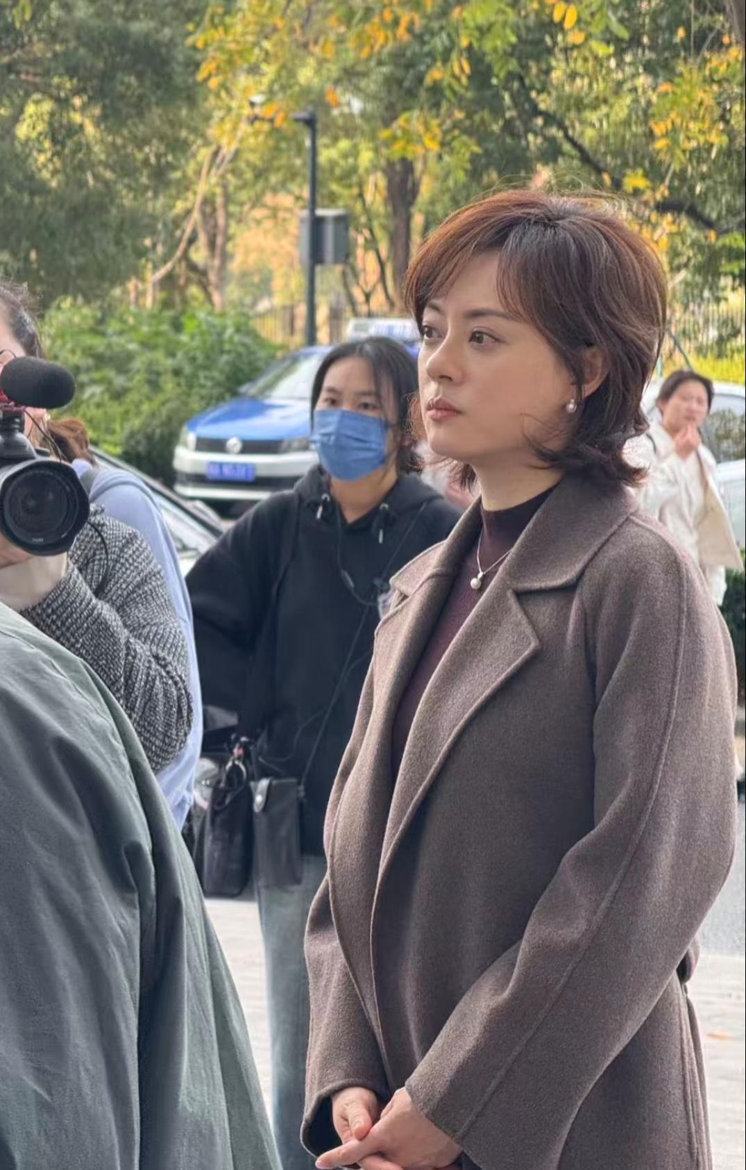 偶遇孙俪街头拍戏的路透，这侧颜一抬眼，直接魂穿《甄嬛传》里那自带锋芒的熹贵妃！冷