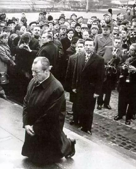 德国又给日本上课了！几天前，德国总理默茨会见波兰总理时强调，德国“铭记历史、永无