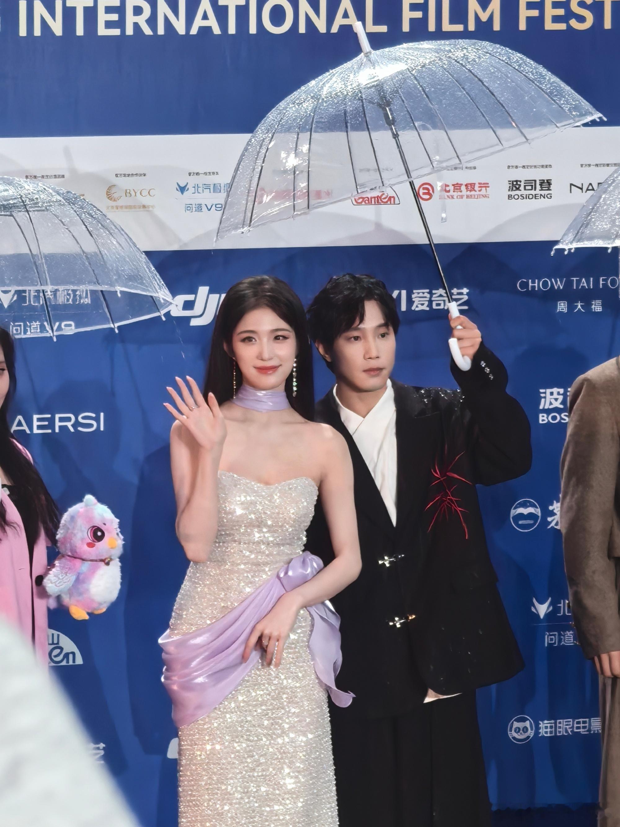 钟丽丽红毯被淋了钟丽丽意外遇雨也依旧优雅，这身真的好像梦中情猫北京国际电影节