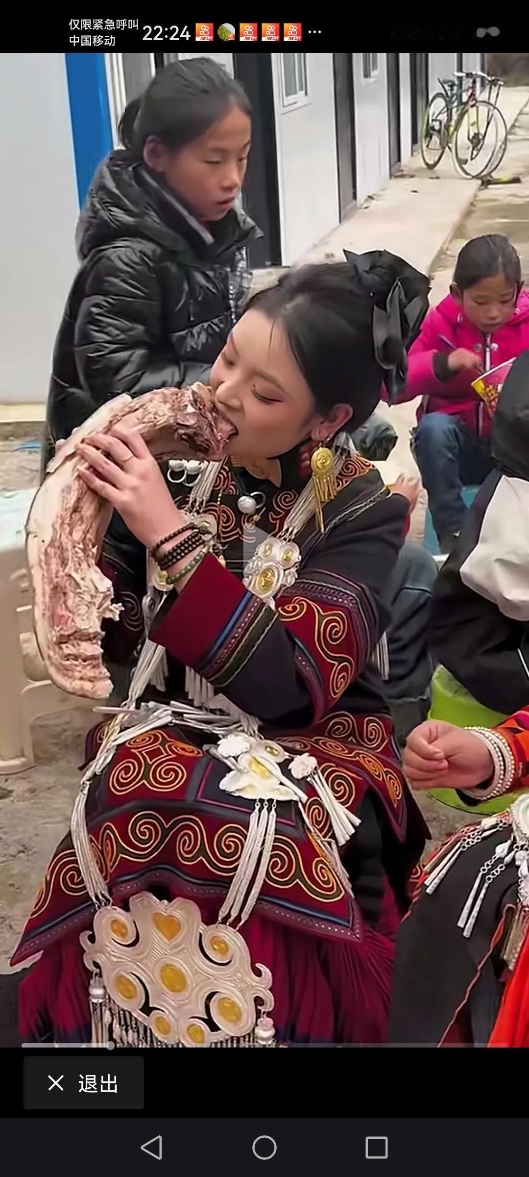 还真有这么吃肉的这里是凉山少数民族地区的风土人情了吧，这应该算是真正的大口吃肉