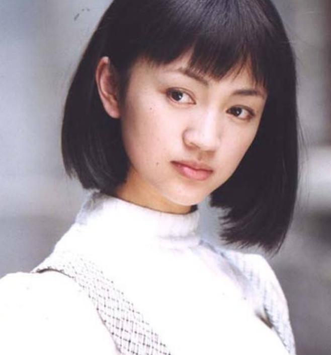 新郎致辞高举话筒："我退出华谊！专心陪海琼。"全场僵住，泪水在她眼眶打转。