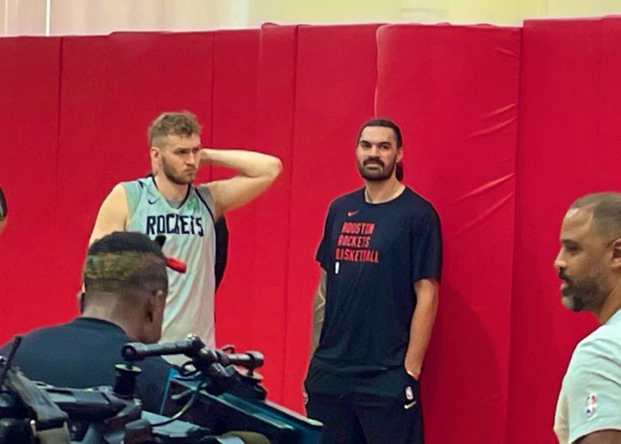 北京时间12月8号，上一场常规赛，由于多位核心球员缺阵，火箭队前一场比赛不敌达拉