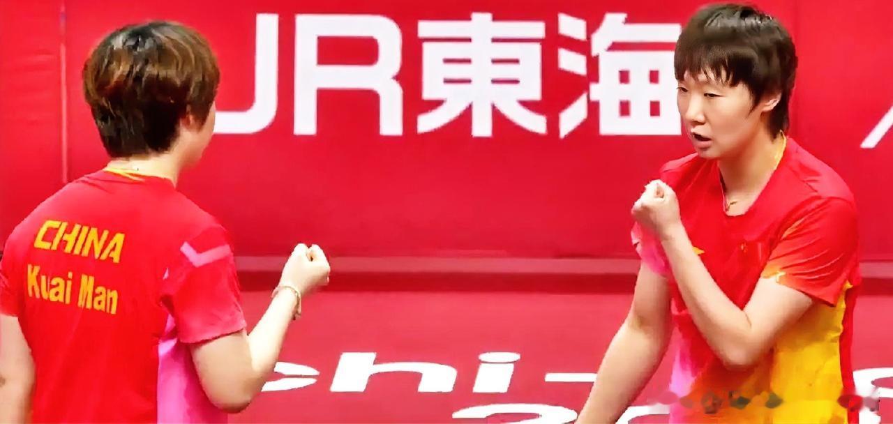 女双夺冠能想到，直落四局没想到。曼曼组合太飒了，第一局就打成11-0，不客气的