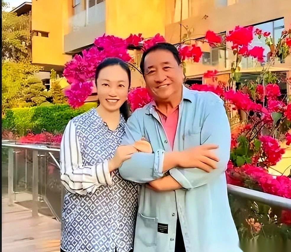 47岁，不结婚，这事儿要是放在咱们普通人家，早被七大姑八大姨的唾沫星子淹死了。