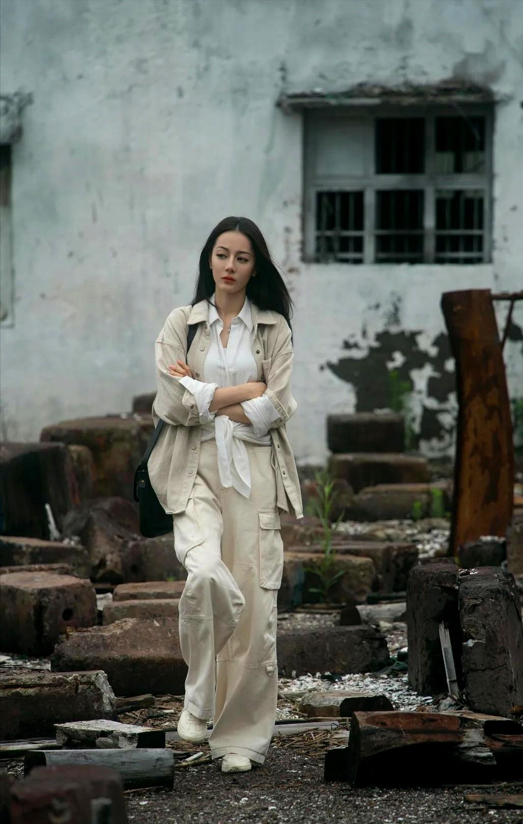 都是饰演尾鱼的大IP角色，倪妮口碑崩盘，迪丽热巴开播即大爆倪妮演《西出玉门》