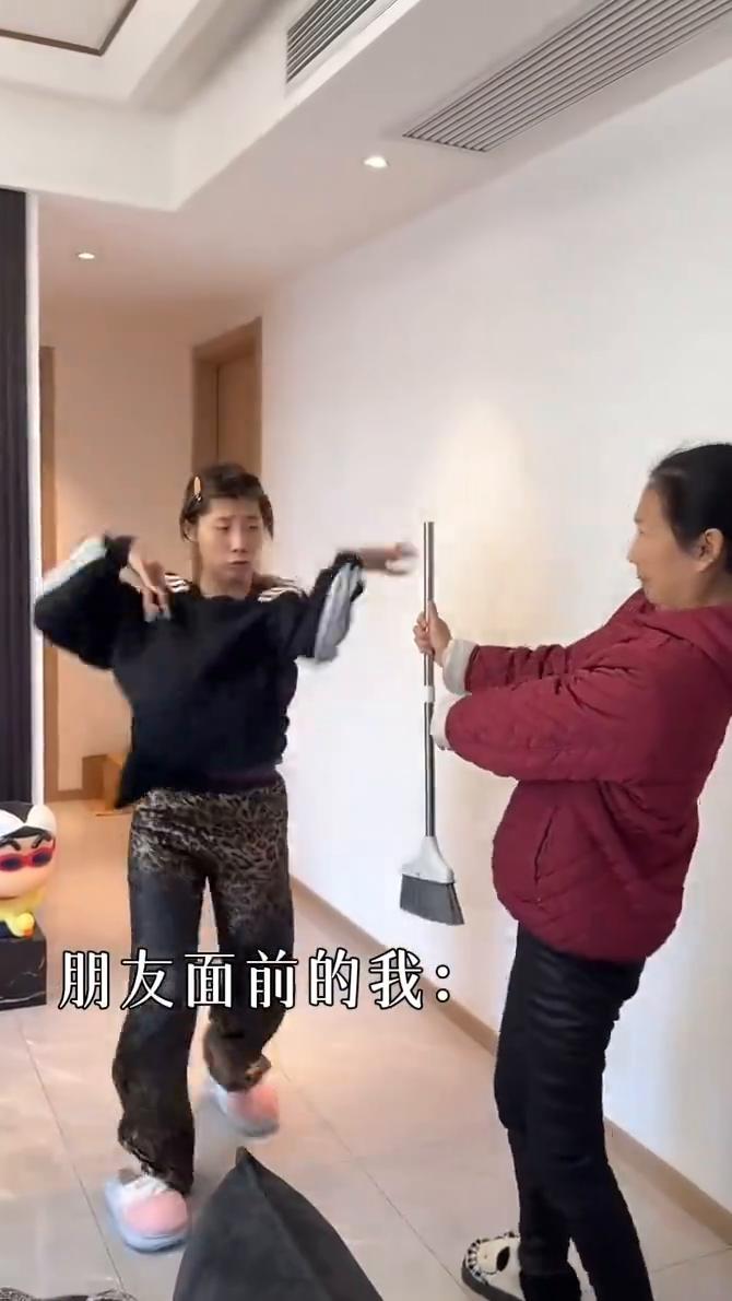 朋友面前的我：Crush面前的我：