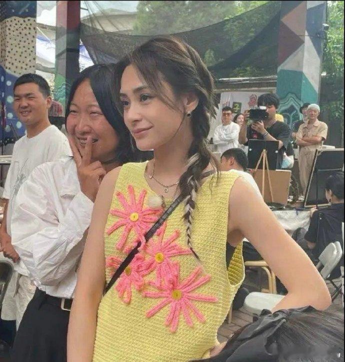 偶遇阿娇，原相机直出！无精修、无滤镜，怼脸生图颜值超绝，这状态谁看了不惊叹，阿娇