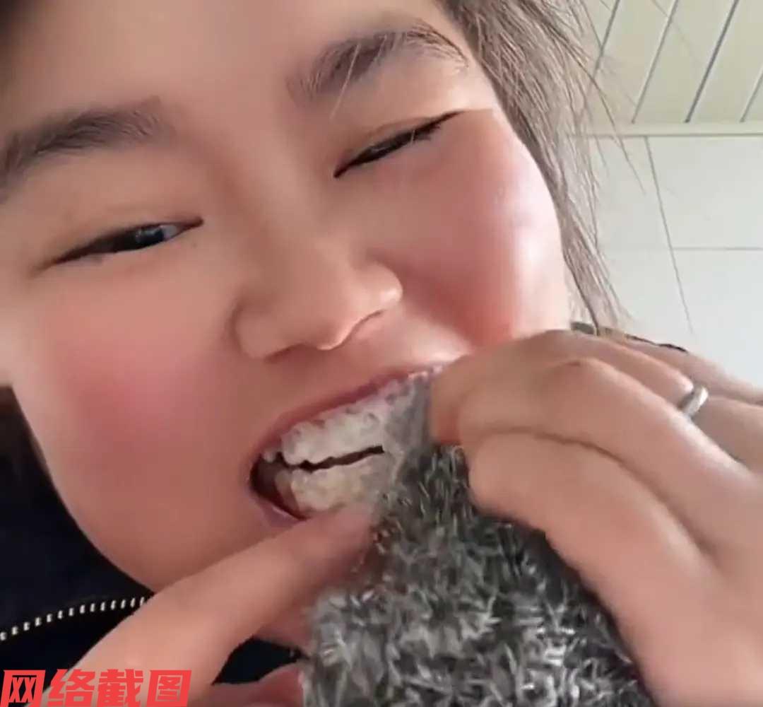 有女子因牙齿有点黄，突发奇想要美白，选择用了清洁球蘸牙膏刷牙。女子这一神奇操