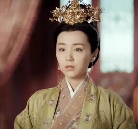 朱棣率兵攻入南京时，俘虏了朱允炆的生母吕氏。看见吕氏狼狈地摔在地上，朱棣前搀扶，