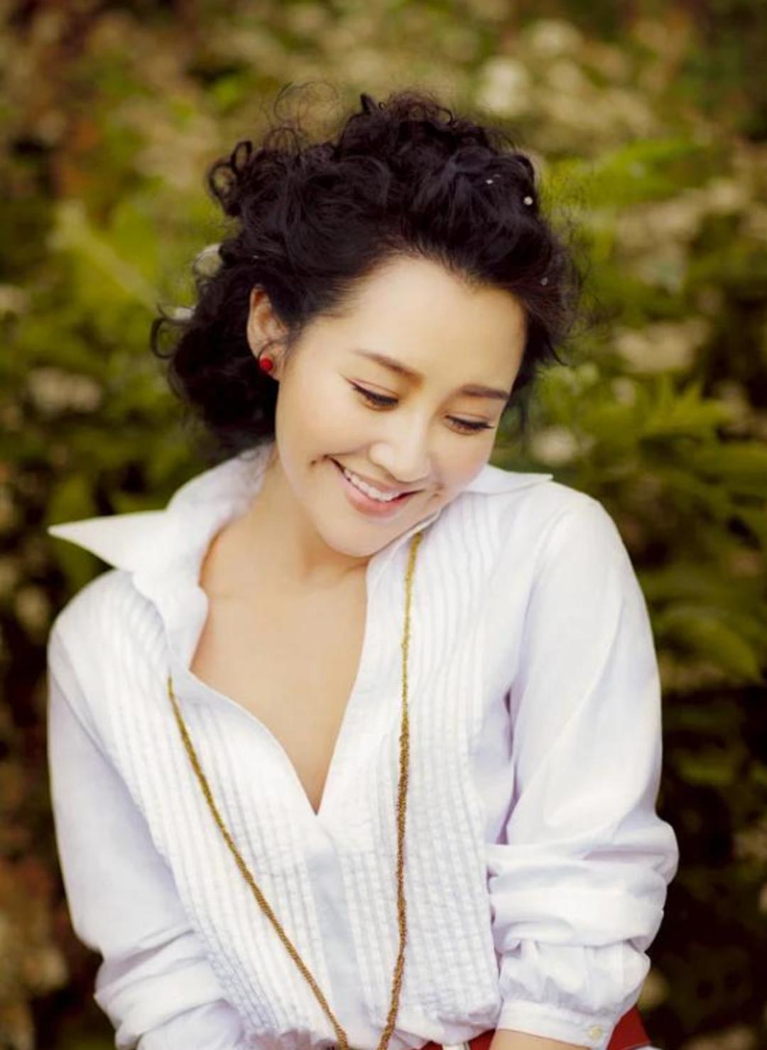 许晴戴眼镜越老越魅：不是不想嫁，是那个人再也没机会陪她圆许晴最近戴圆框眼镜的