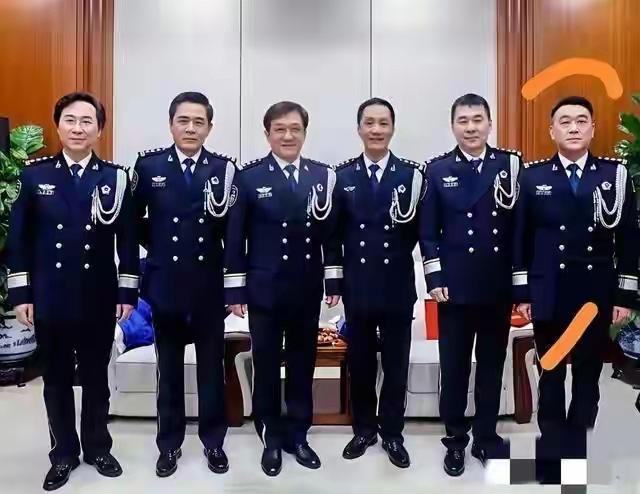 我敢打赌，99%的人应该都认识右边这位演员，他的名气太大了，家喻户晓