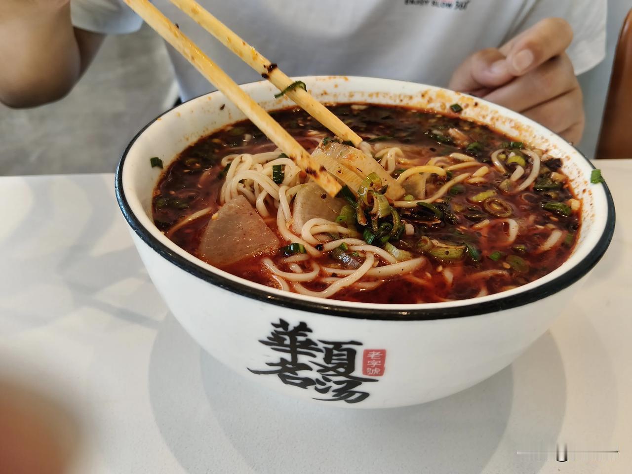 在兰州吃牛肉面，一定要早晨早点去吃，今天我吃牛肉面是下午3点吃的，别提有的多难吃