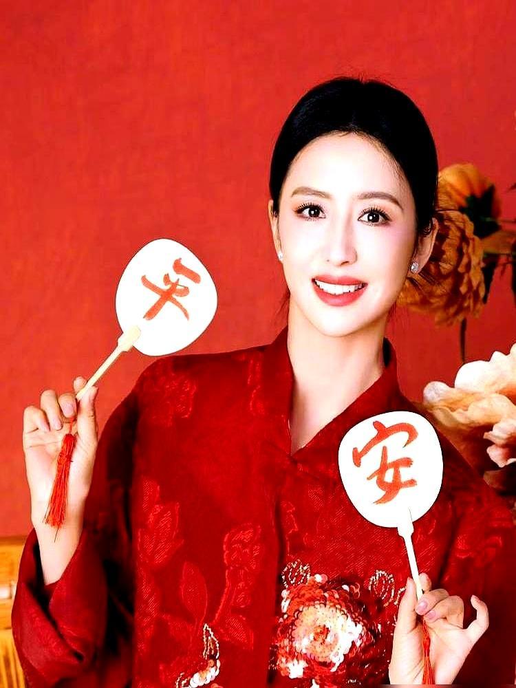 离婚后，他们成了孩子的“合伙人”，只分红，不谈感情。三亚沙滩上，佟丽娅儿子