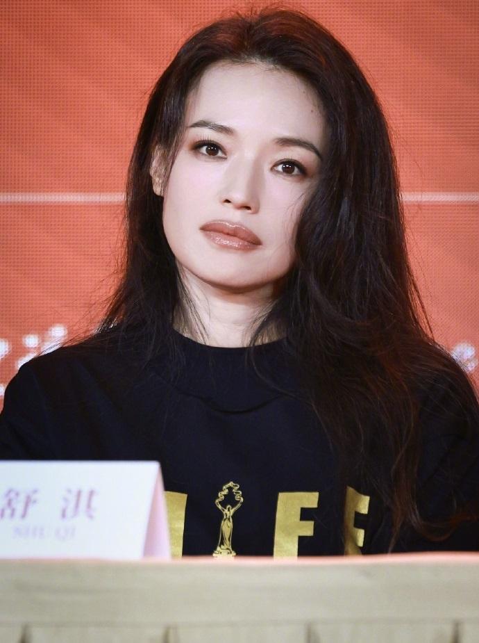 今天舒淇在北京出席活动，她这次搭配的很简洁，不过看上去特别的显年轻，确实是太美了