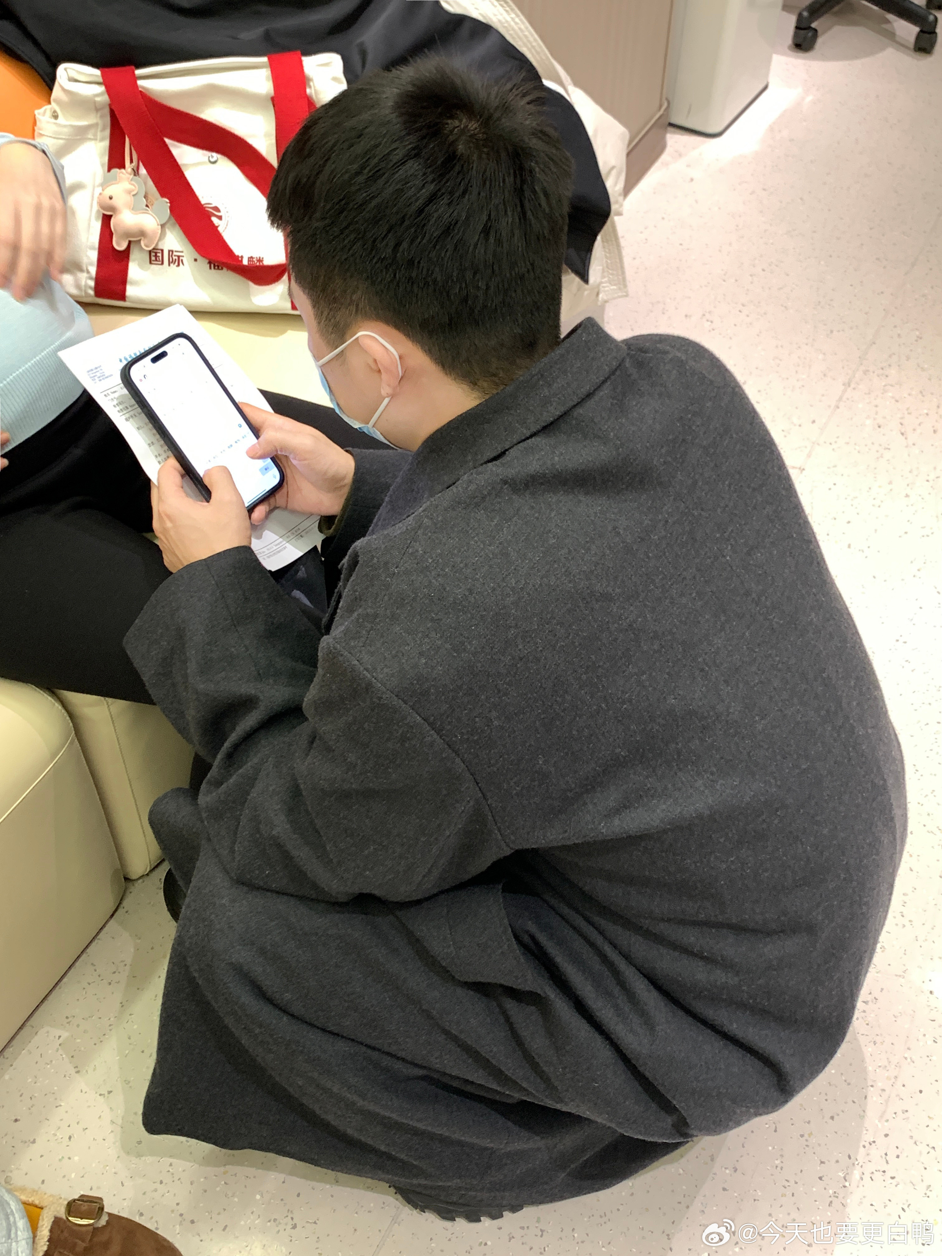 今天的产检真是一波三折先是有点高血压……，再是胎心监测不过，身边的人来来往往进进