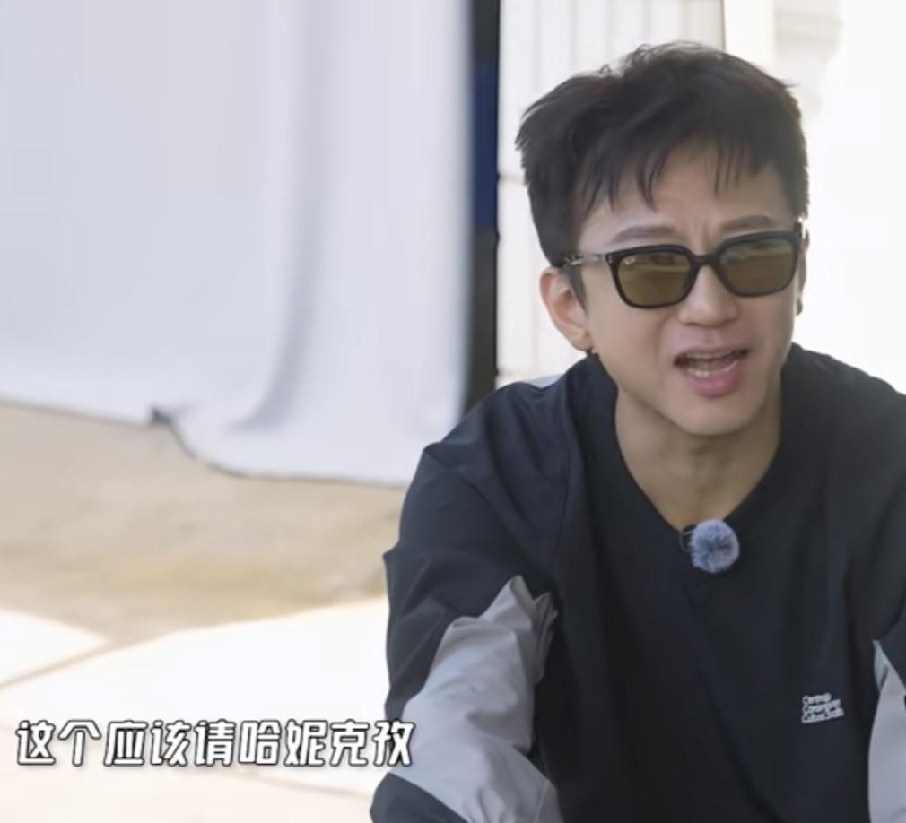 邓超调侃用水枪滋人应该请哈尼克孜，陈赫说邓超这个梗太冷了，其他人都没有反应过来是