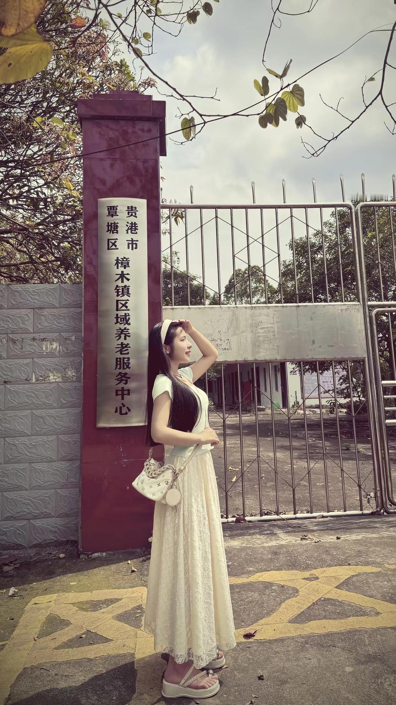 成年人的见面成本很高贵的不是一顿饭一杯咖啡而是彼此的时间.校园白裙小个子