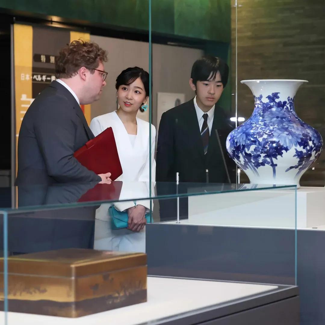 日本皇室5月23日，佳子内亲王和弟弟悠仁亲王前往东京国学院大学博物馆，参观《纪