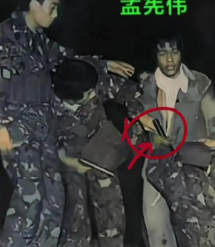 1986年老山前线，侦察兵孟宪伟执行捕俘任务时，被敌人一刀从后背刺入、穿透胸膛。