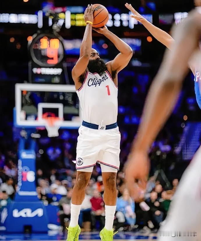 哈登错失三分绝杀！快船108：110不敌76人，看看球员数据，谁尽力了？！1