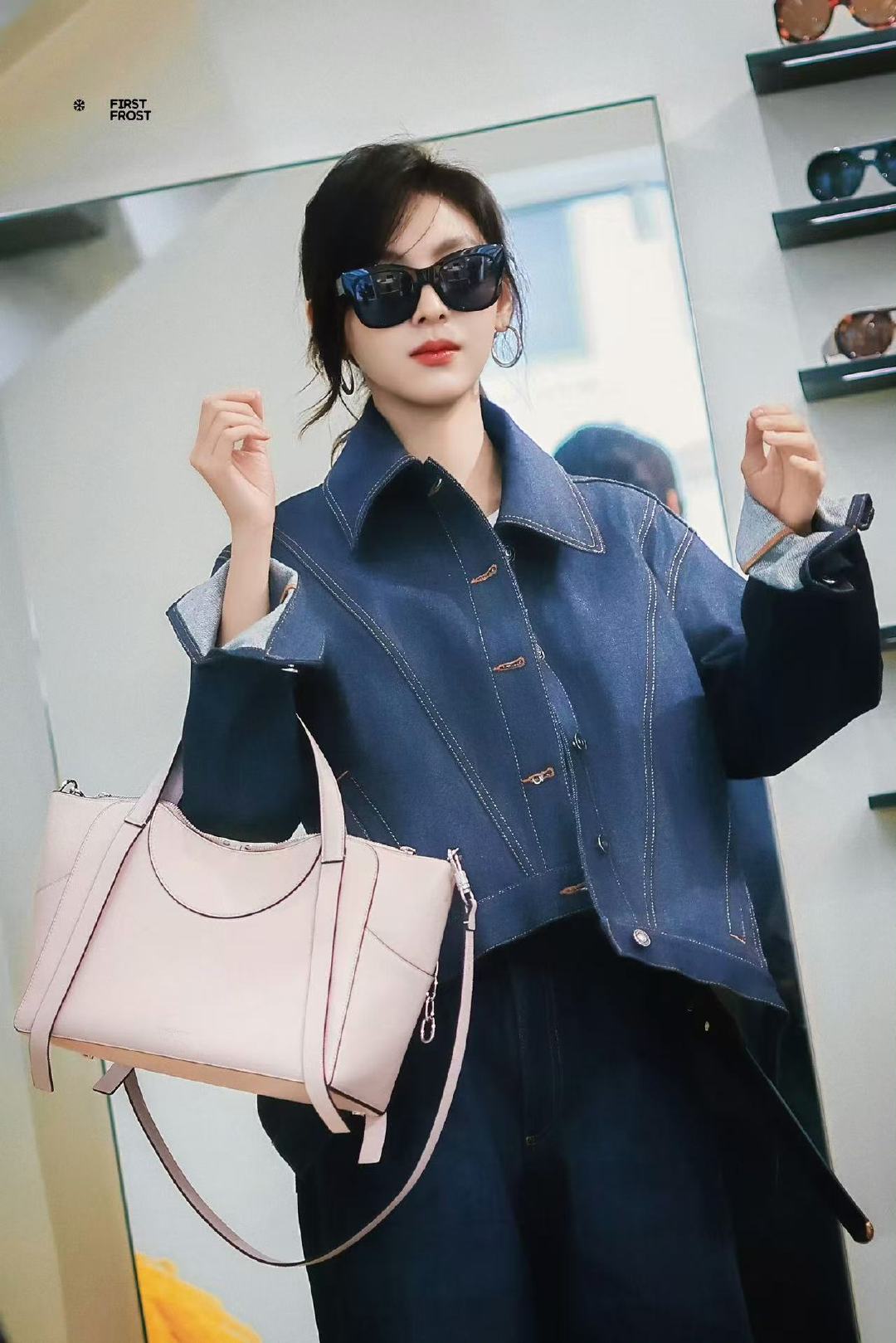 章若楠牛仔套装造型章若楠牛仔套装路透章若楠探店路透来啦！牛仔套装造型好酷啊！