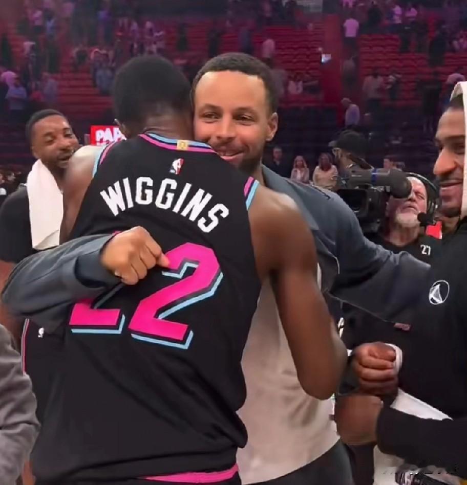 关系依旧！嘴哥威金斯谈库里：“见到斯蒂芬库里总是让人开心。”“我们现在是