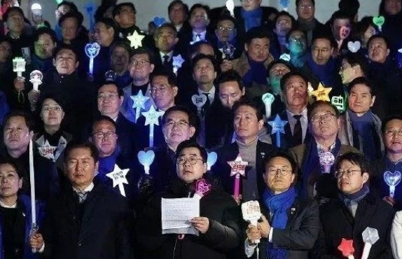 截至7月22日，在曾经前往韩国前总统官邸声援尹前总统的国民力量党45名议员里，已
