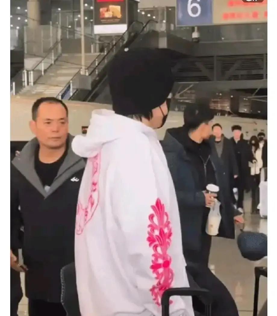 王楚钦高铁被拍，年薪千万的他竟坐二等座12月29日傍晚，南京南站检票口挤满