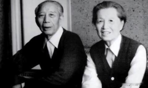 1937年，旅长王震29岁了，还是光棍，贺龙急了：“王胡子，给你介绍个北大女学生