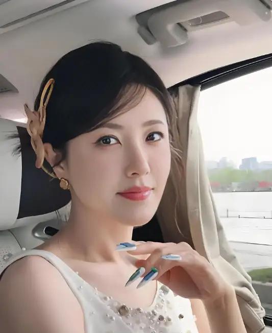 曾黎说，我年轻时候两段恋爱，富大龙和李易祥，那时候他俩名气跟我比差一截，小报还归