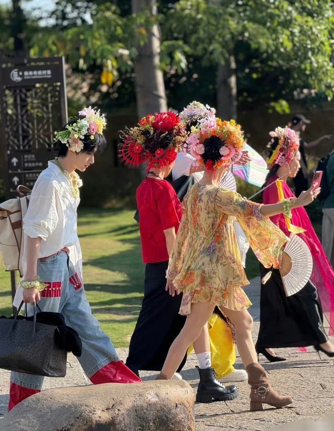 张柏芝一路繁花一路拍看张柏芝在《一路繁花》里拍不停的样子，瞬间想起自己出门旅游