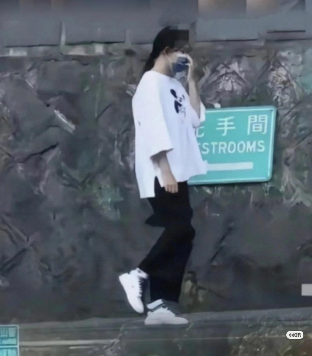 看看她女儿跟她和跟爸爸气质体态衣服对比，就懂谁更爱孩子了。其实我感觉玥儿本人还挺