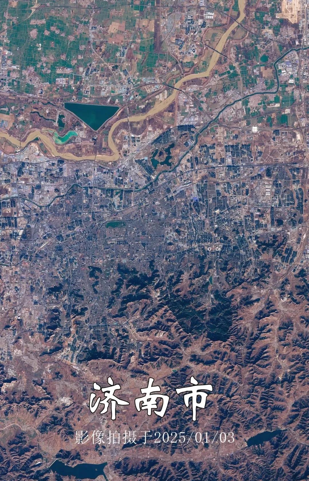 济南的卫星地图太有辨识度了，北面有个三角形的湖，旁边有条黄色的丝带一样的黄河穿过