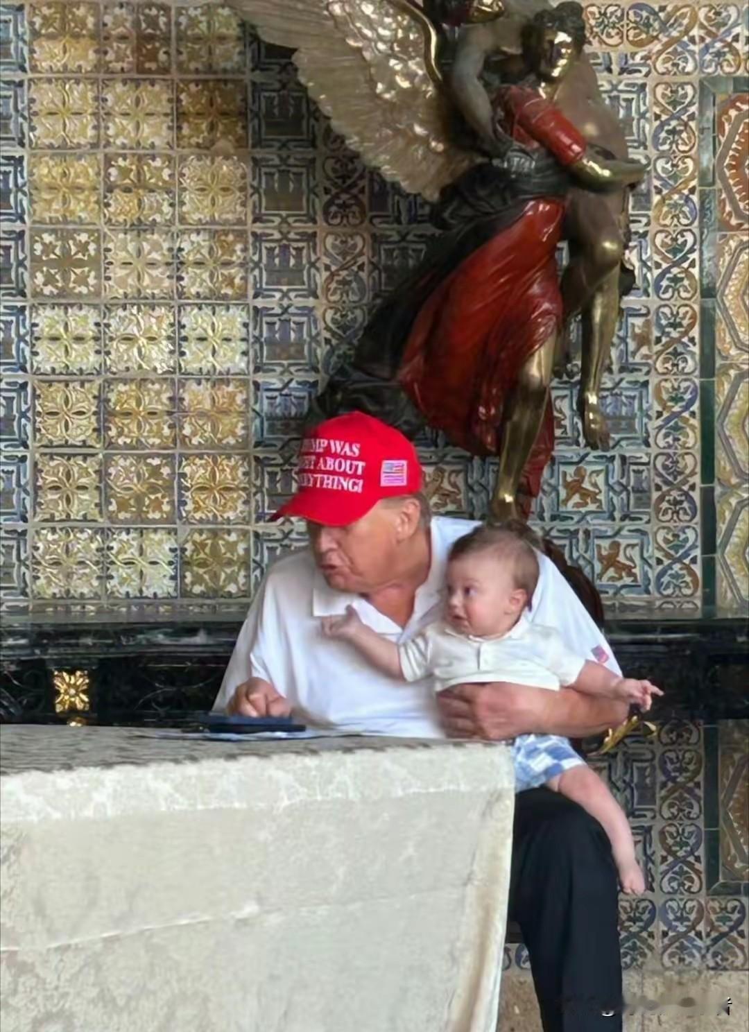 特朗普也要带娃，真像个姥爷样，特朗普二女儿的孩子才16个月，特朗普格外喜欢。其实