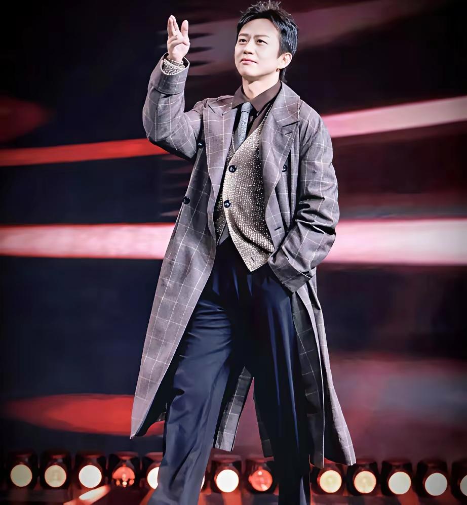 邓超这波操作，直接把内娱的“欢乐开关”焊死了！谁能想到，2025微博之夜这