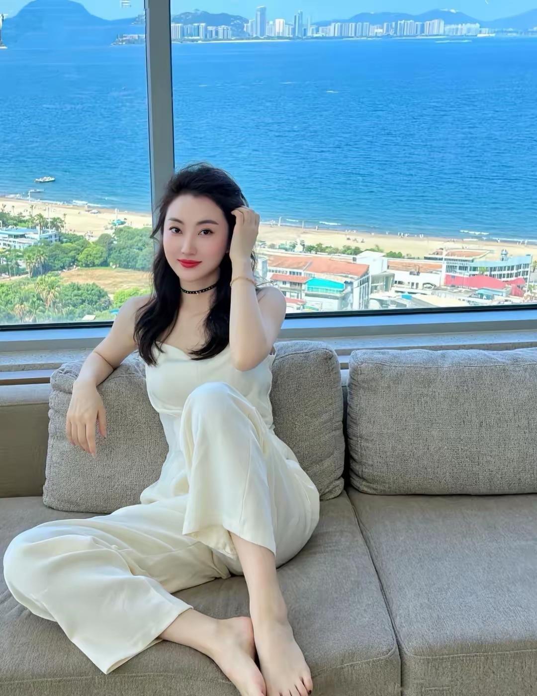 美女的皮肤太好了脚都这么白