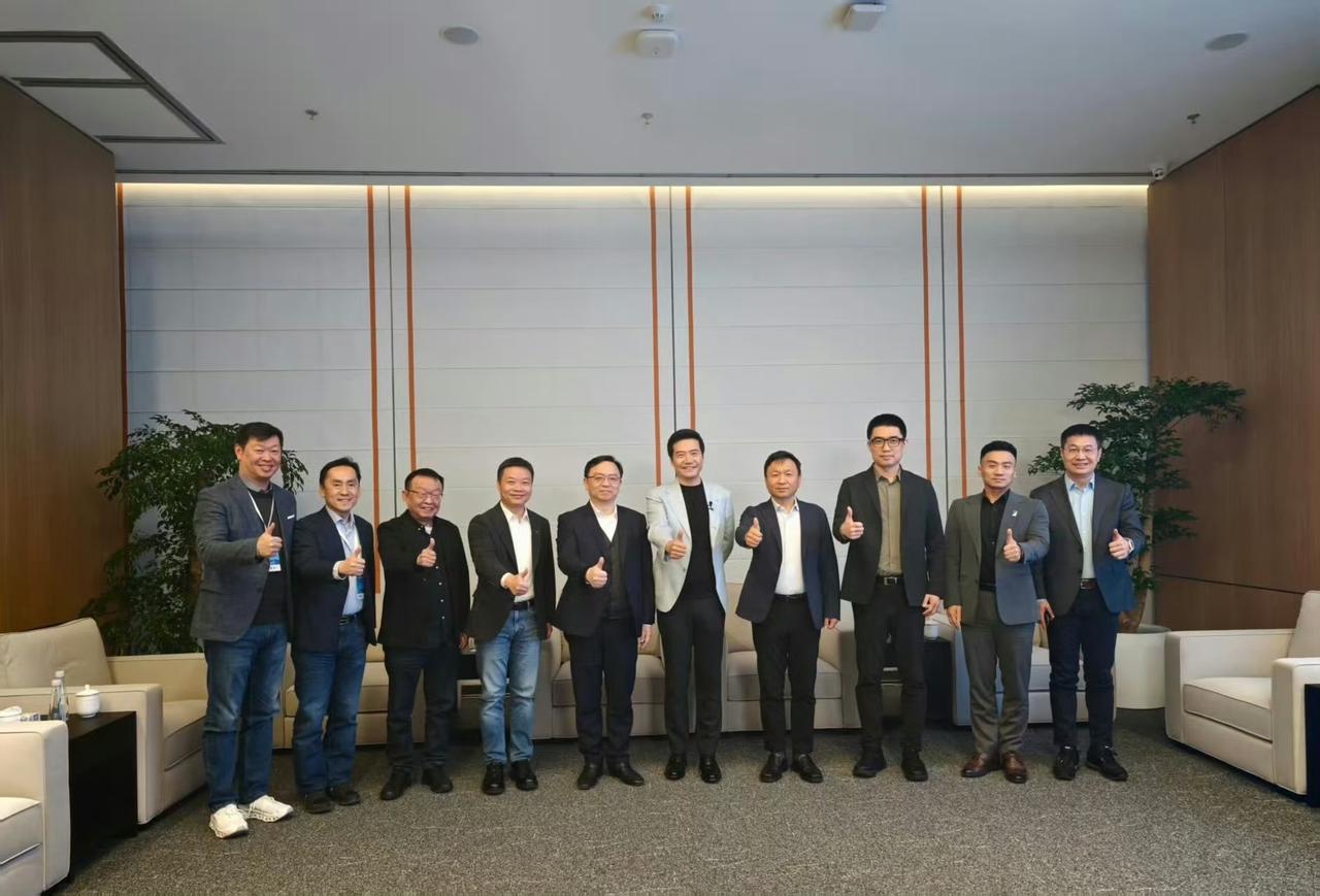 小米发布会太有排面了！汽车圈大佬云集比亚迪王传福、理想李想、小鹏何小鹏、阿维
