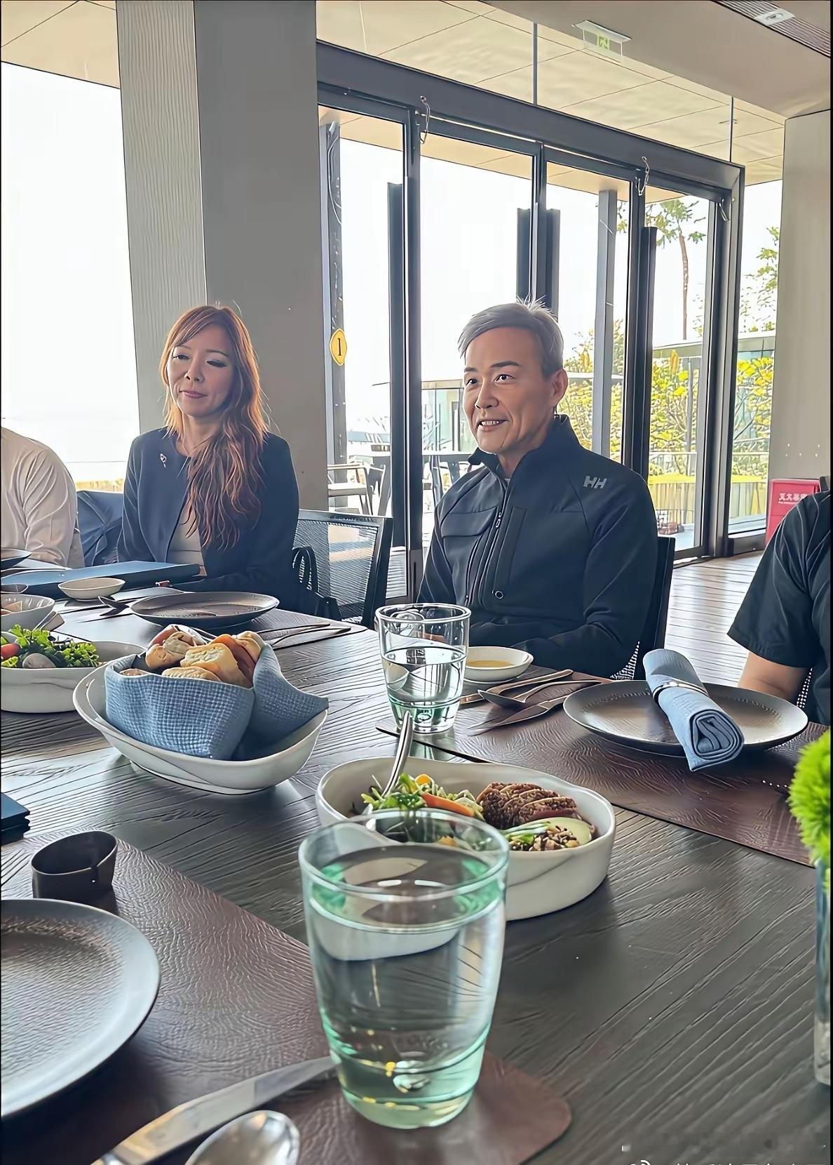 王石确实保养的不错，快75了，虽然头发白，但发量很多精神很好！