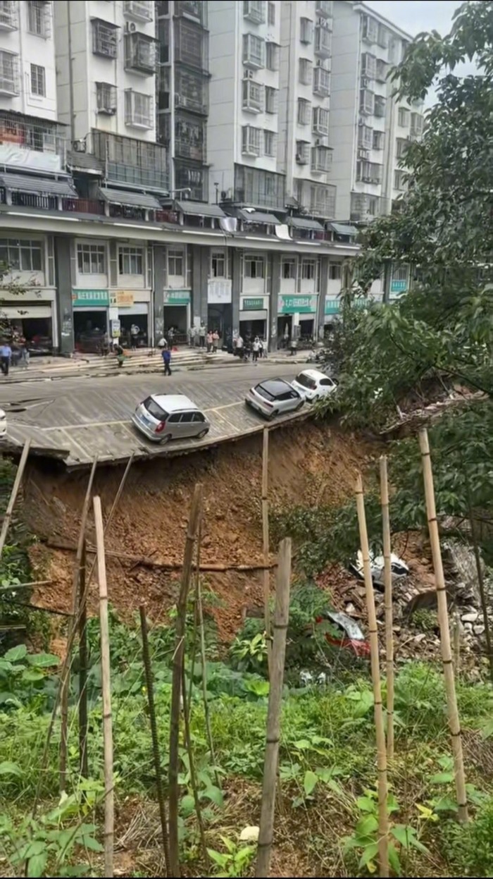 惊险！广西柳州一路段突发坍塌，多车瞬间坠入坡底！官方紧急回应