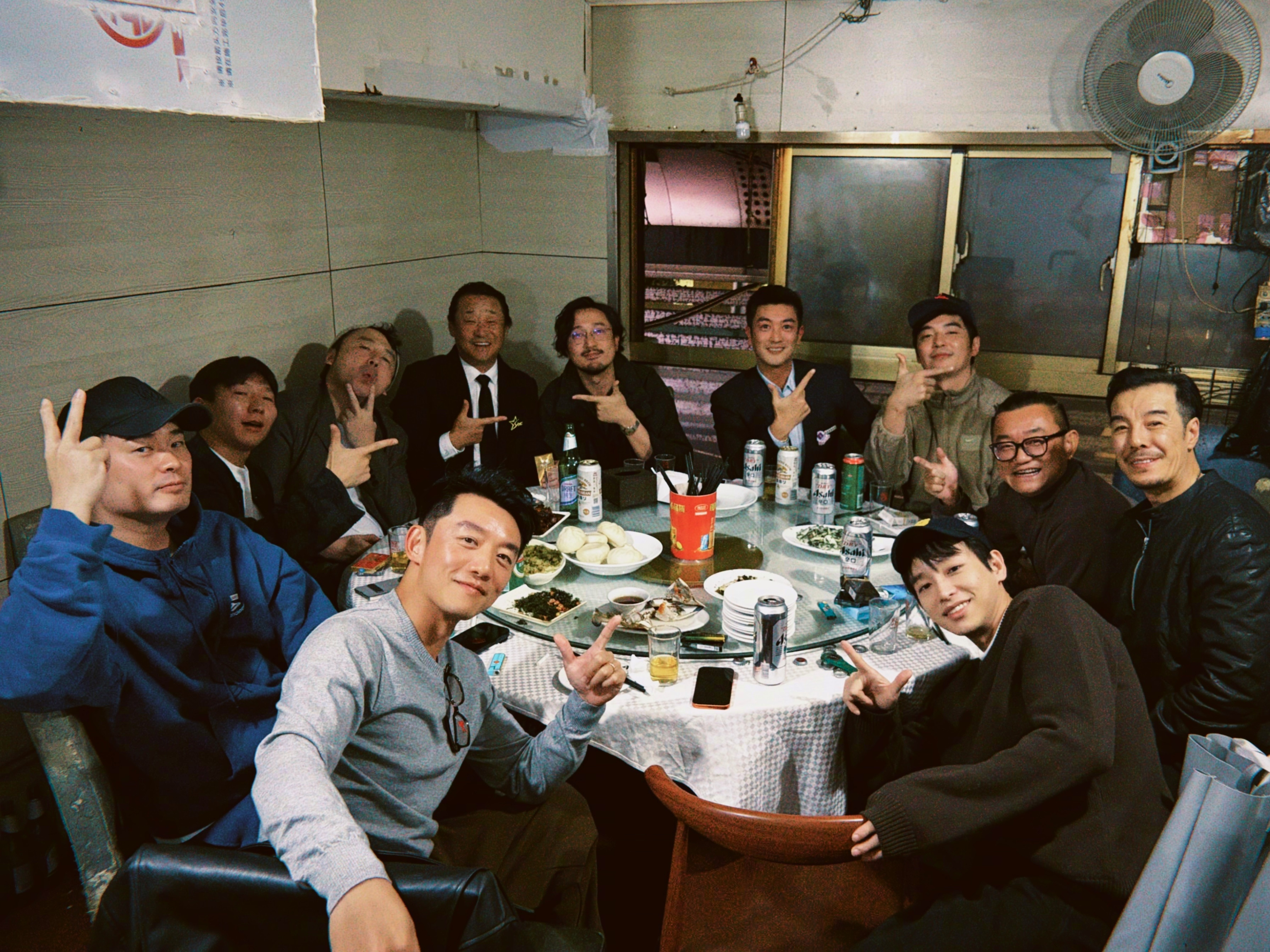 上戏的聚会里还有金世佳诶，还以为他会不喜欢这样的饭局呢。