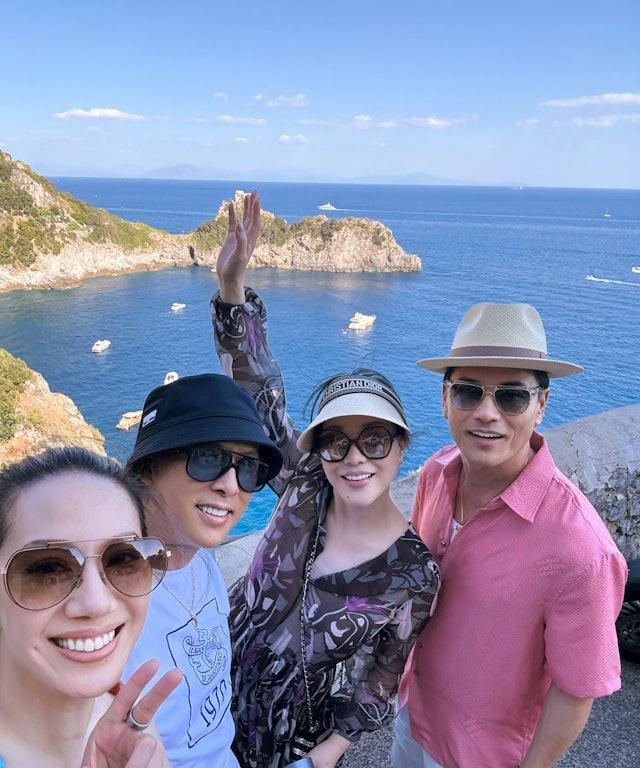 现年68岁的吕良伟与太太杨小娟结婚多年恩爱如昔，两公婆经常出双入对，羡煞旁人。早