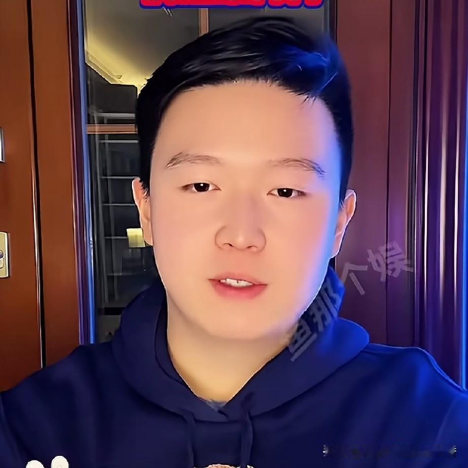 巴彦(英如镝)在直播的时候态度和气、有问必答，有人问你直播你爸爸知道吗？他说知道